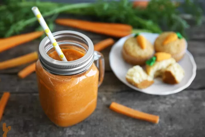 Carrot Cake Protein Smoothie Carrot #proteinsmoothie #postworkoutsmoothie #dairyfreesmoothie #carrotcakesmoothie #blenderbabes