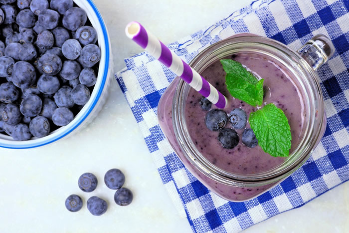 Dr Oz Almond Butter and Jelly Smoothie Recipe via @BlenderBabes