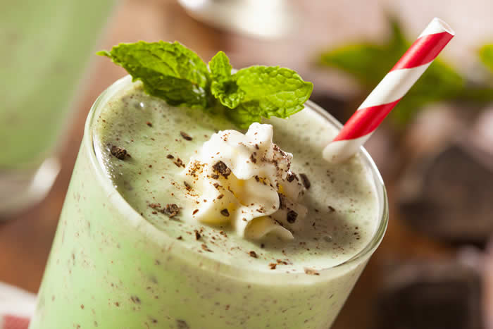 Skip McDonald's with this Slimmed Down Shamrock Shake Vegan Smoothie Recipe by @BlenderBabes