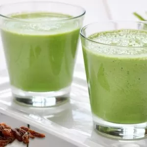 RAISIN GREEN SMOOTHIE SHAKE RECIPE by @BlenderBabes